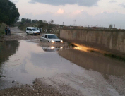  بالصور: كعادتها في كل شتاء - قرية دهمش تحت حصار مياه الأمطار من جديد 